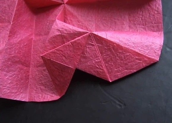 折纸玫瑰花制作过程中的折痕作用是保证后面的整形