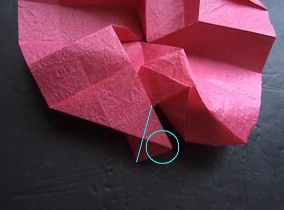 对折痕进行聚合式操作是折纸玫瑰花最终构型完成的一个关键