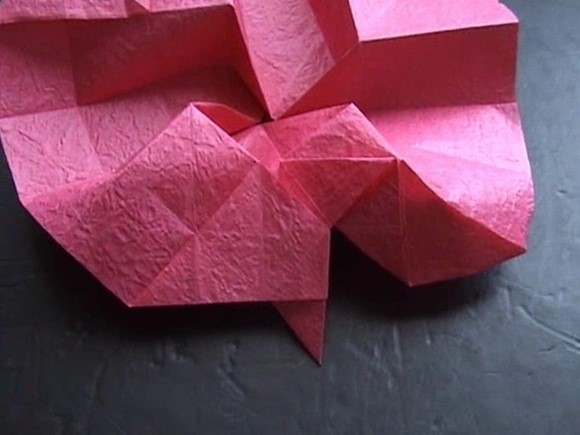基本的折痕聚合操作需要折叠者对于折纸玫瑰花的制作有着一定的把握