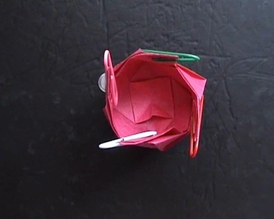 简单的折纸玫瑰花的折法方便了喜欢折纸玫瑰制作的同学的学习