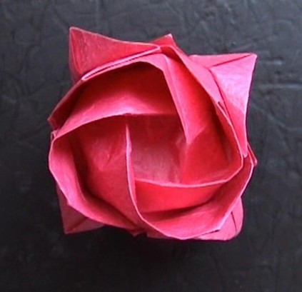 有趣的纸玫瑰花折法图解教程也是让大家掌握一些基本的纸玫瑰花的折法