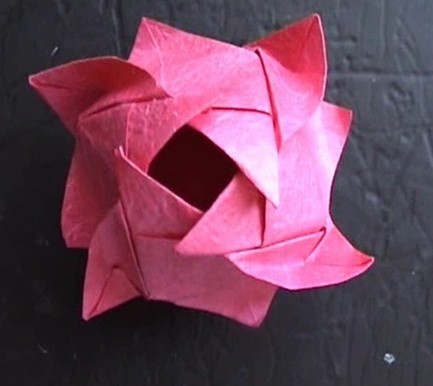 学习折纸玫瑰花的基本的折叠方法都是和前面的川崎玫瑰是一样的
