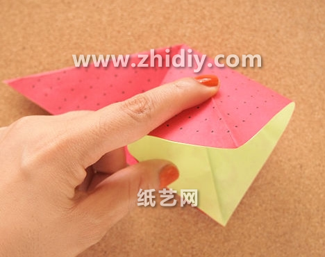 折纸草莓在制作的时候采用的是基本的四边形折纸构型