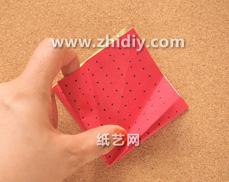 儿童折纸草莓是折纸大全图解中相对制作比较简单的一个