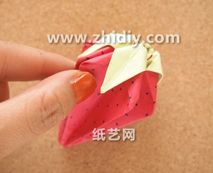 折纸草莓是儿童折纸大全图解中比较受小朋友们欢迎的一个折纸制作教程