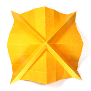 预折痕的折叠是折纸玫瑰花最终是否能够完美进行呈现的一个关键