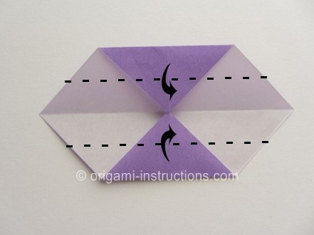 这个组合折纸花最终在进行制作的时候是通过白乳胶将单元折纸模型粘贴到一起