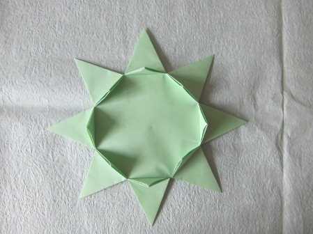 常见的折纸食品的折法中都没有像折纸蛋糕这样采取的是组合折纸的制作方式