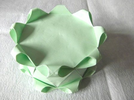 独特的折纸操作流程使得折纸蛋糕上可以粘贴更多有趣的小装饰