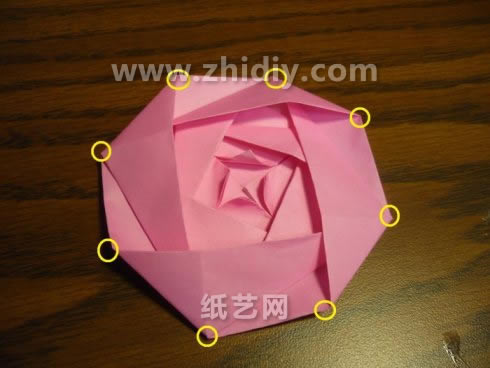 扁平折纸玫瑰通过使用组合折纸的操作将折纸玫瑰花的折法变得更加的简易