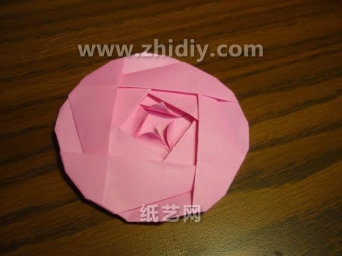 由于2D感官的缘故所以扁平的折纸玫瑰花比较适合进行立体卡片和贺卡的装饰之用