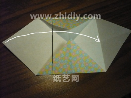 和纸良好的材质和极美的色彩让折纸八边形礼盒看起来更加的漂亮