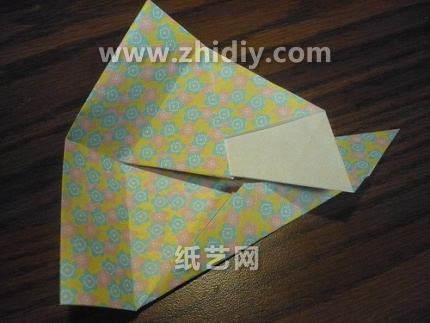 在这个折纸大全图解盒子的制作教程中就采用的回形针来对折纸模型进行固定