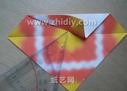 折纸纸球花的制作教程常常也被认为是折纸灯笼的制作教程