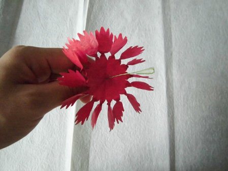 纸艺康乃馨从样式和适用环境上来说都比较折纸玫瑰更加的适合于母亲节