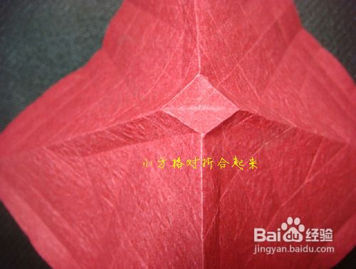 通过这个折纸图解教程你也能够制作出漂亮的千纸鹤折纸玫瑰花来