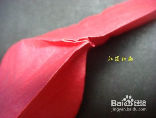 折纸玫瑰花千纸鹤充分利用了千纸鹤在折叠过程中背部中间突出的部分