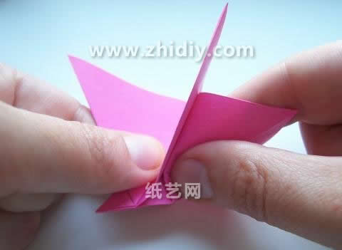 折纸胸花因为其样式上的独特性和最终的效果的实用性而受到广泛的关注