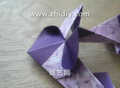 独特有趣的折叠是折纸灯笼制作过程中最为动人和漂亮的地方