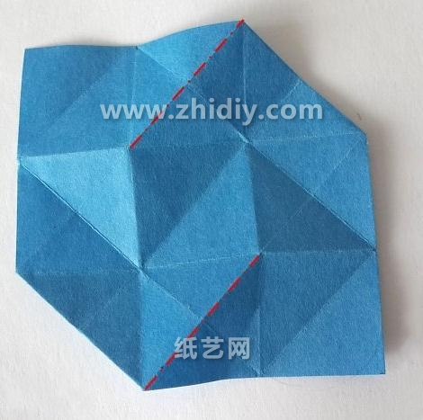 用组合折纸的方式可以简化一些复杂的折纸花构型的折叠和操作