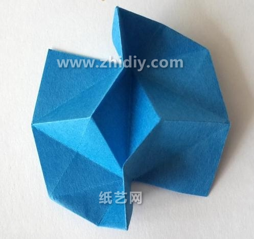 学习简单的组合组合折纸方式就能够将折纸模型展现出来