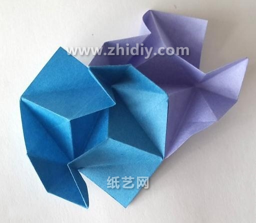 可以看到折纸花球只需要完成简单的折纸单元模型就可以组合成漂亮的纸球花了