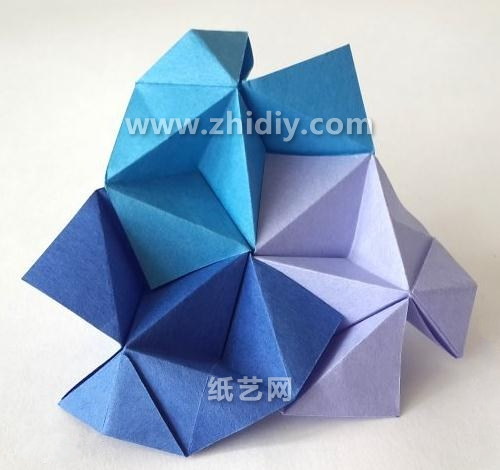 到这里可以看到类似于折纸灯笼一样的折纸花球的折法制作已经完成咯