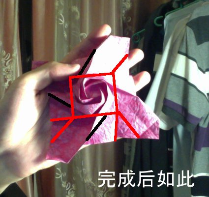 由于采用了双色的纸张可以让折纸玫瑰花盒子的花瓣立体构型更加的清晰和逼真