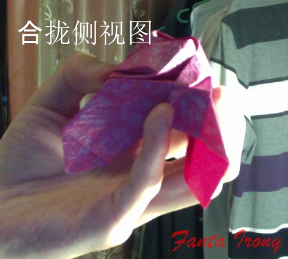 到这里已经可以看到折纸玫瑰花盒子的精美样式被通过折叠的方式展现了出来