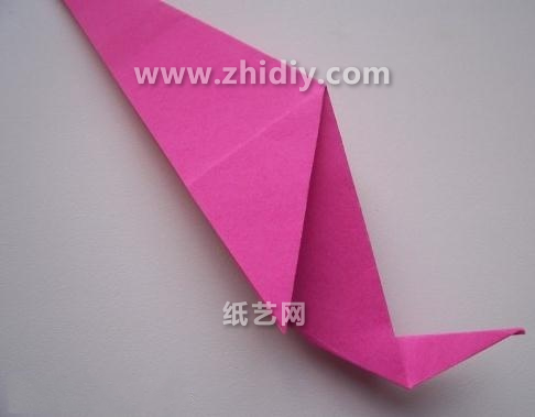 学习折纸鹦鹉的折叠可以帮助儿童更好的进行手指活动的练习