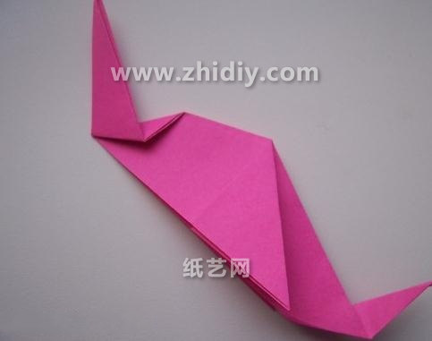 折纸鹦鹉是各种折纸动物塑形中非常逼真且充满着乐趣的一个折叠制作