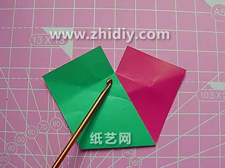 通过基本的折叠来增强纸球花的构型可以让喜欢手工折纸的朋友学习到基本的折法