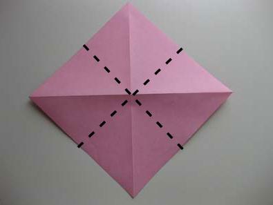 简单有效的折叠是保证折纸星星立体构型完美的一个关键所在