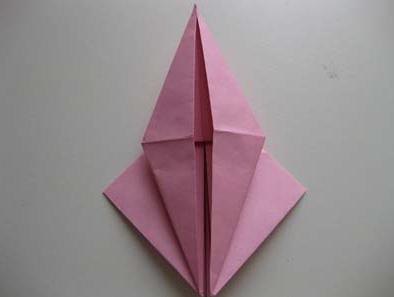 折纸星星的制作比起其他的手工折纸制作有着更多的优势和方便性