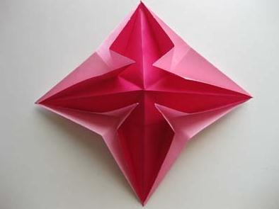 这里看到的折纸星星有着经典的外形和不错的折叠效果