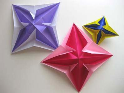 最终完成制作之后的手工折纸星星可以看到其构型上的立体样式之美