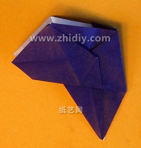 现在看到的这个折纸蝴蝶已经看起来基本上要完成制作了
