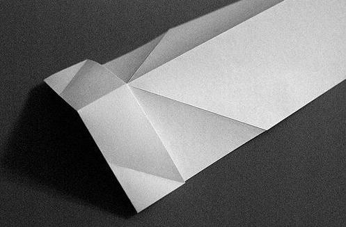 折纸战斗机从构型还是折叠效果上来看都具有极强的视觉冲击力