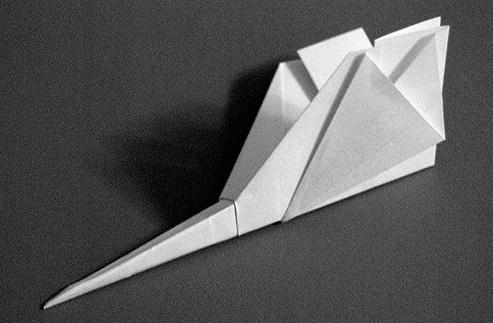 即将完成制作的折纸战斗机本身还需要进一步的进行一些细节上的折叠和处理