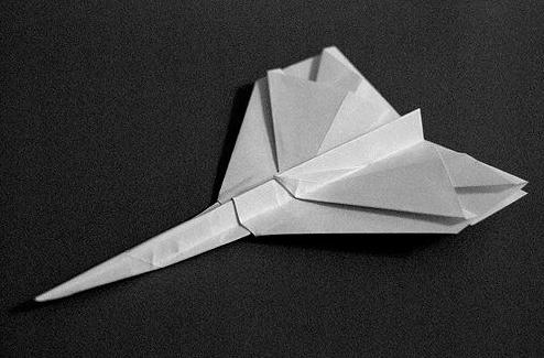 经典的折纸战斗机的立体构型本身就从效果上冲击到了我们对于折纸飞机的理解
