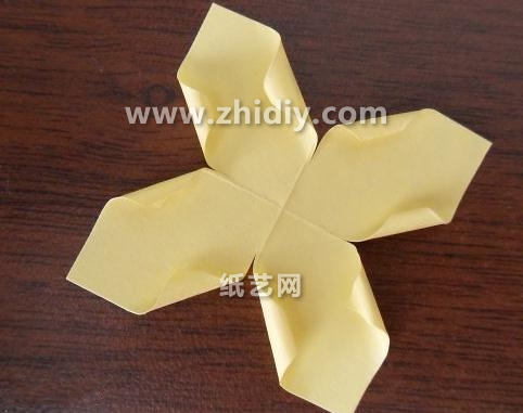 组合折纸花的制作不但非常漂亮而且简化了整个折纸的操作过程