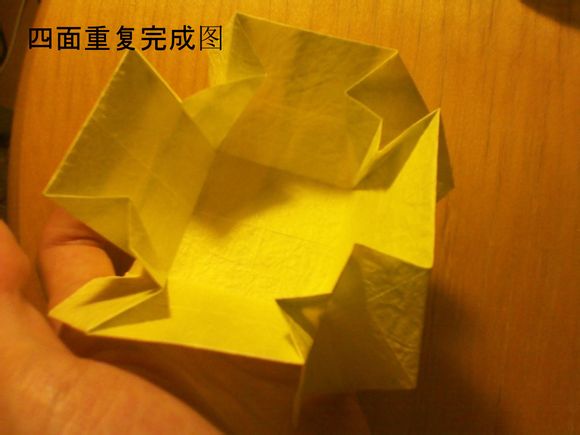 折纸玫瑰花叶盒的制作着重将折纸玫瑰花盒子周边的叶片结构进行了塑形制作