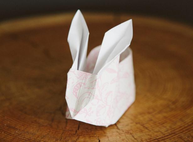 折纸小兔子盒子的制作还可以让我们当做是放置小东西的收纳盒