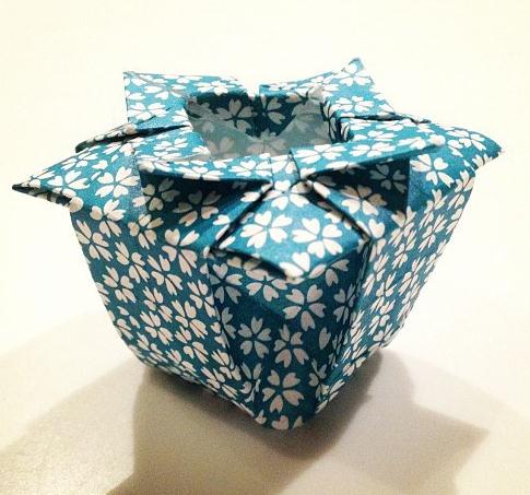 折纸大全图解之简单折纸花瓶实拍图教程