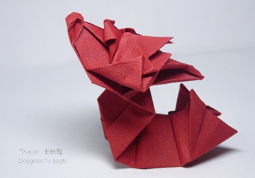 完成折叠之后的折纸龙最终让我们看到了一个在样式上十分精彩的折纸制作