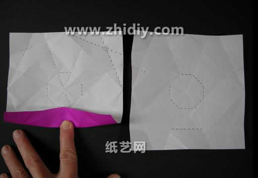 通过折叠的方法使得方形的纸张变成了非常漂亮的折纸盒子