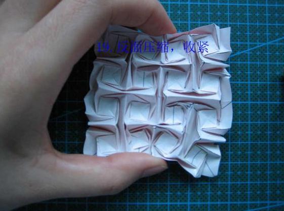 这里学习制作的是在样式上十分独特的连体折纸玫瑰花