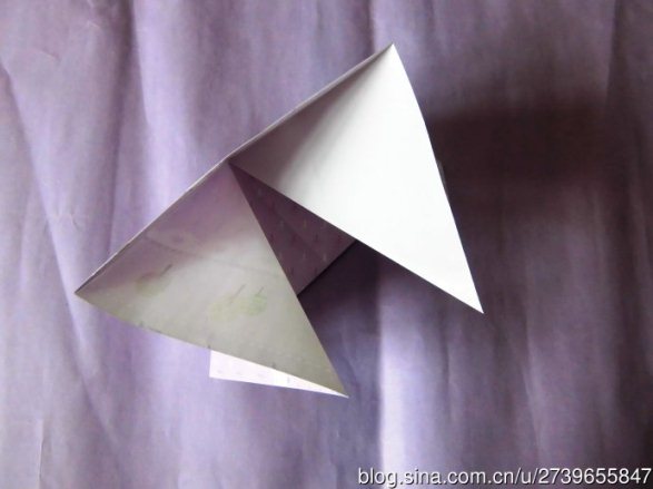 折纸篮子从结构上来说和我们常见的折纸盒子还是比较相似的