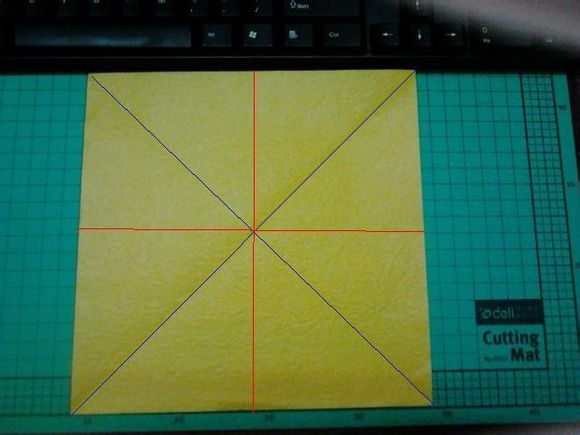 折纸八瓣花的折纸图解教程展现出来的是基本的折纸制作方法