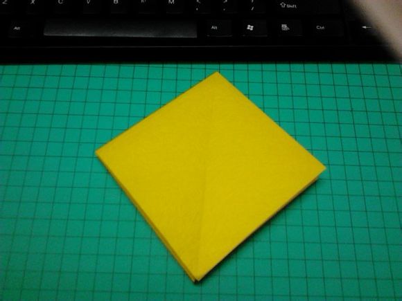 折纸八瓣花是折纸花制作中比较简答的一个折纸制作教程